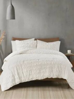 Madison Park Blair Runched Ivory Faux Fur Comforter Set includes 2 king shams